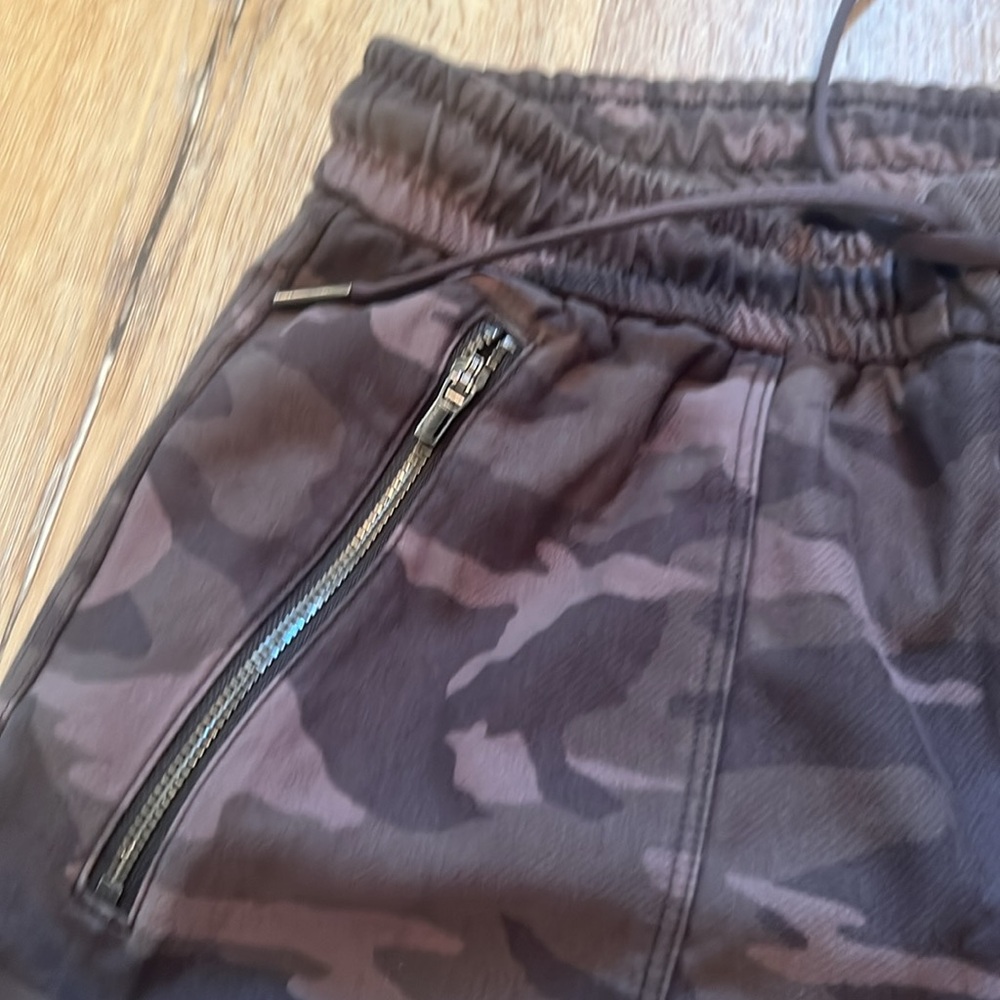 Athleta Farallon Jogger Pant Women's Size 4 Zip Ankle & Pocket Camo Camouflage - Picture 2 of 11
